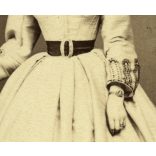 Borsos és Doctor műterem, Pest, elegáns fiatal nő gyönyörű ruhában, monarchia, 1860-as évek, Eredeti CDV, korai vizitkártya fotó.   méret megközelítőleg (centiméterben): 6 x 10.5  Használt! Eredeti nagyítás! Nem reprint, nem másolat. 