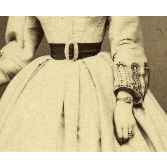 Borsos és Doctor műterem, Pest, elegáns fiatal nő gyönyörű ruhában, monarchia, 1860-as évek, Eredeti CDV, korai vizitkártya fotó.   méret megközelítőleg (centiméterben): 6 x 10.5  Használt! Eredeti nagyítás! Nem reprint, nem másolat. 