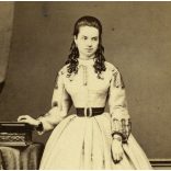 Borsos és Doctor műterem, Pest, elegáns fiatal nő gyönyörű ruhában, monarchia, 1860-as évek, Eredeti CDV, korai vizitkártya fotó.   méret megközelítőleg (centiméterben): 6 x 10.5  Használt! Eredeti nagyítás! Nem reprint, nem másolat. 