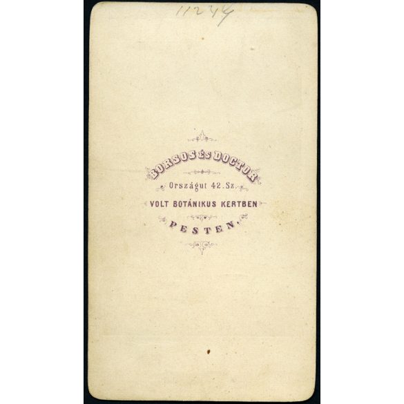 Borsos és Doctor műterem, Pest, elegáns fiatal nő gyönyörű ruhában, monarchia, 1860-as évek, Eredeti CDV, korai vizitkártya fotó.   méret megközelítőleg (centiméterben): 6 x 10.5  Használt! Eredeti nagyítás! Nem reprint, nem másolat. 