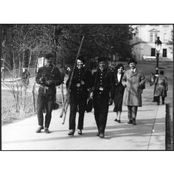   Nagyobb méret, Szendrő István fotóművészeti alkotása, kéményseprő nő létrával, Budapest, foglalkozás, zsáner, egyenruha, művészet, 1930-as évek. Eredeti, pecséttel jelzett fotó, papírkép. Dekorációnak, ajándéknak is kiváló.