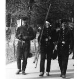 Nagyobb méret, Szendrő István fotóművészeti alkotása, kéményseprő nő létrával, Budapest, foglalkozás, zsáner, egyenruha, művészet, 1930-as évek. Eredeti, pecséttel jelzett fotó, papírkép. Dekorációnak, ajándéknak is kiváló.