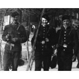 Nagyobb méret, Szendrő István fotóművészeti alkotása, kéményseprő nő létrával, Budapest, foglalkozás, zsáner, egyenruha, művészet, 1930-as évek. Eredeti, pecséttel jelzett fotó, papírkép. Dekorációnak, ajándéknak is kiváló.