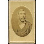 Christ Anna műterme, Budapest, elegáns szakállas férfi óralánccal, monarchia, 1870-es évek, Eredeti CDV, dombornyomott vizitkártya fotó, középen törésnyommal.  