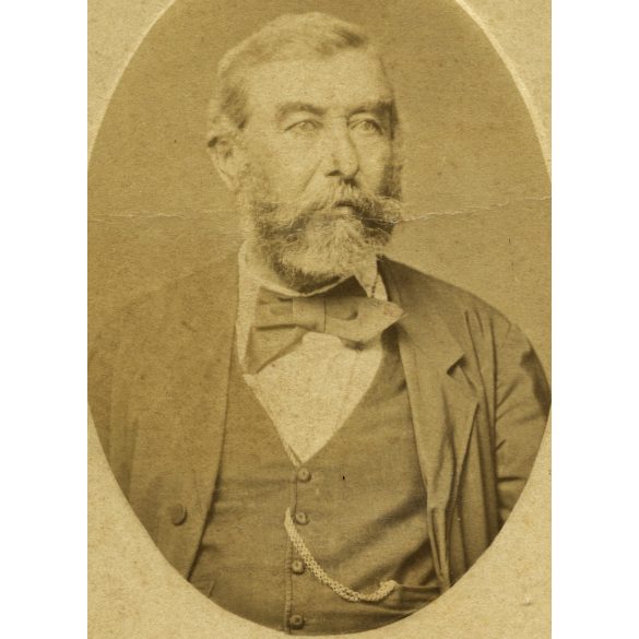 Christ Anna műterme, Budapest, elegáns szakállas férfi óralánccal, monarchia, 1870-es évek, Eredeti CDV, dombornyomott vizitkártya fotó, középen törésnyommal.  