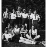 Sportoló német lányok Bund Deutscher Mädel (BDM) horogkeresztes náci pólóban. Németország, fényképezőgép, copf, sport, 2. világháború, 1940-es évek, Eredeti fotó, papírkép. 