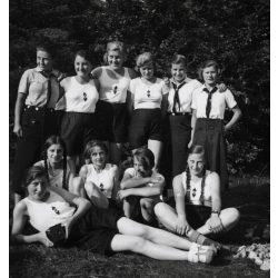   Sportoló német lányok Bund Deutscher Mädel (BDM) horogkeresztes náci pólóban. Németország, fényképezőgép, copf, sport, 2. világháború, 1940-es évek, Eredeti fotó, papírkép. 