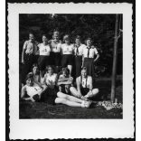 Sportoló német lányok Bund Deutscher Mädel (BDM) horogkeresztes náci pólóban. Németország, fényképezőgép, copf, sport, 2. világháború, 1940-es évek, Eredeti fotó, papírkép. 
