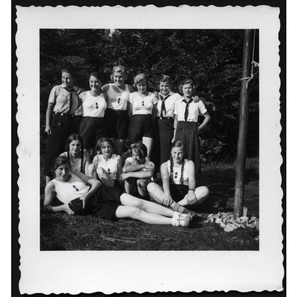 Sportoló német lányok Bund Deutscher Mädel (BDM) horogkeresztes náci pólóban. Németország, fényképezőgép, copf, sport, 2. világháború, 1940-es évek, Eredeti fotó, papírkép. 