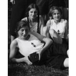 Sportoló német lányok Bund Deutscher Mädel (BDM) horogkeresztes náci pólóban. Németország, fényképezőgép, copf, sport, 2. világháború, 1940-es évek, Eredeti fotó, papírkép. 