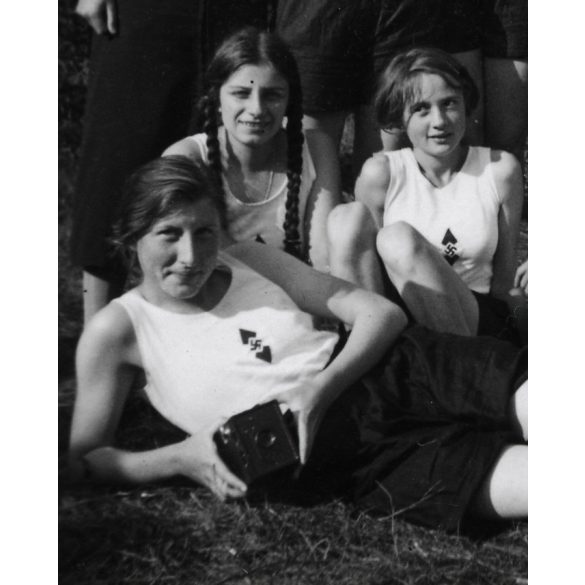 Sportoló német lányok Bund Deutscher Mädel (BDM) horogkeresztes náci pólóban. Németország, fényképezőgép, copf, sport, 2. világháború, 1940-es évek, Eredeti fotó, papírkép. 