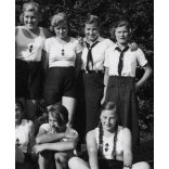 Sportoló német lányok Bund Deutscher Mädel (BDM) horogkeresztes náci pólóban. Németország, fényképezőgép, copf, sport, 2. világháború, 1940-es évek, Eredeti fotó, papírkép. 