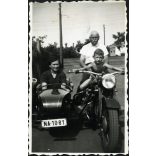 Kisfiú Zündapp KS 600 típusú oldalkocsis motorkerékpáron, Debrecen, jármű, közlekedés, szocializmus, 1959, 1950-es évek, Eredeti fotó, hátulján feliratozott papírkép.  