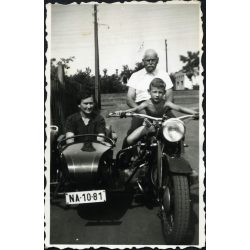   Kisfiú Zündapp KS 600 típusú oldalkocsis motorkerékpáron, Debrecen, jármű, közlekedés, szocializmus, 1959, 1950-es évek, Eredeti fotó, hátulján feliratozott papírkép.  