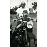 Kisfiú Zündapp KS 600 típusú oldalkocsis motorkerékpáron, Debrecen, jármű, közlekedés, szocializmus, 1959, 1950-es évek, Eredeti fotó, hátulján feliratozott papírkép.  