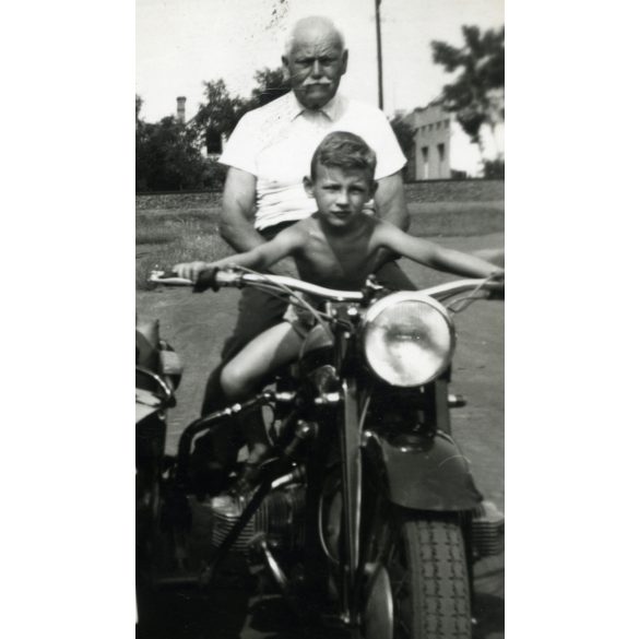 Kisfiú Zündapp KS 600 típusú oldalkocsis motorkerékpáron, Debrecen, jármű, közlekedés, szocializmus, 1959, 1950-es évek, Eredeti fotó, hátulján feliratozott papírkép.  