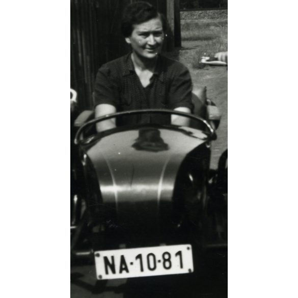 Kisfiú Zündapp KS 600 típusú oldalkocsis motorkerékpáron, Debrecen, jármű, közlekedés, szocializmus, 1959, 1950-es évek, Eredeti fotó, hátulján feliratozott papírkép.  