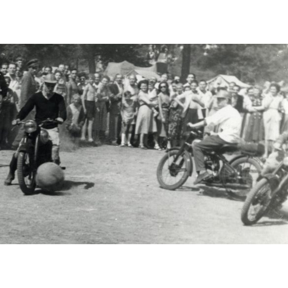 Motoros foci, focimeccs Csepel motorkerékpárokkal, ritka, különös, jármű, közlekedés, kommunizmus, 1950-es évek, Eredeti fotó, papírkép.  