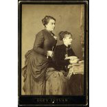 Egey István műterem, Debrecen (Nagykároly), elegáns nők ékszerekkel, monarchia, 1870-es évek, Eredeti kabinetfotó érdekes hátlappal.  