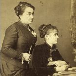 Egey István műterem, Debrecen (Nagykároly), elegáns nők ékszerekkel, monarchia, 1870-es évek, Eredeti kabinetfotó érdekes hátlappal.  