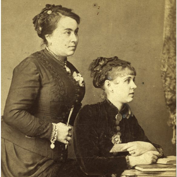 Egey István műterem, Debrecen (Nagykároly), elegáns nők ékszerekkel, monarchia, 1870-es évek, Eredeti kabinetfotó érdekes hátlappal.  