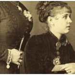 Egey István műterem, Debrecen (Nagykároly), elegáns nők ékszerekkel, monarchia, 1870-es évek, Eredeti kabinetfotó érdekes hátlappal.  