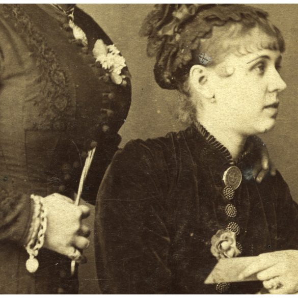 Egey István műterem, Debrecen (Nagykároly), elegáns nők ékszerekkel, monarchia, 1870-es évek, Eredeti kabinetfotó érdekes hátlappal.  