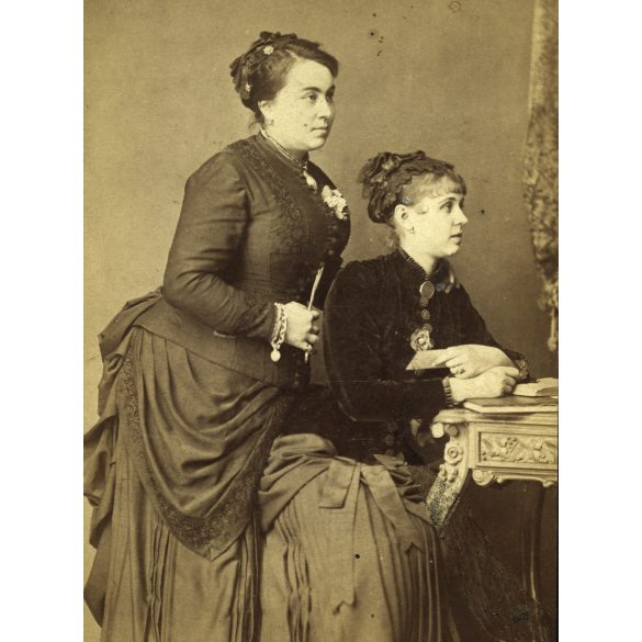 Egey István műterem, Debrecen (Nagykároly), elegáns nők ékszerekkel, monarchia, 1870-es évek, Eredeti kabinetfotó érdekes hátlappal.  