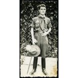 Mecher Béla cserkész egyenruhában, kalap, csizma, fokos, Horthy-korszak, 1934, 1930-as évek, Eredeti fotó, hátulján feliratozott papírkép.  