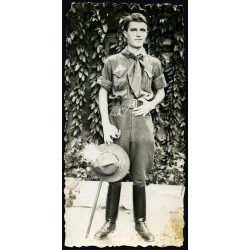   Mecher Béla cserkész egyenruhában, kalap, csizma, fokos, Horthy-korszak, 1934, 1930-as évek, Eredeti fotó, hátulján feliratozott papírkép.  