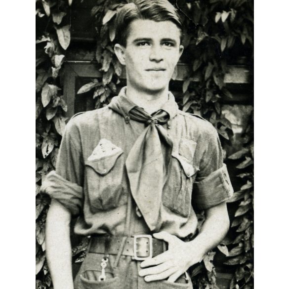 Mecher Béla cserkész egyenruhában, kalap, csizma, fokos, Horthy-korszak, 1934, 1930-as évek, Eredeti fotó, hátulján feliratozott papírkép.  