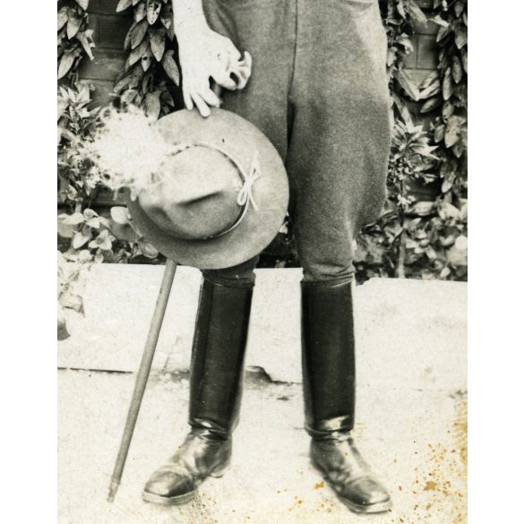 Mecher Béla cserkész egyenruhában, kalap, csizma, fokos, Horthy-korszak, 1934, 1930-as évek, Eredeti fotó, hátulján feliratozott papírkép.  