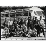 Ikarus 55 luxus felszereltségű autóbusz az Orion gyár focicsapatával, jármű, közlekedés, busz, labdarúgás, sport, szocializmus, 1958, 1950-es évek, Eredeti fotó, hátulján feliratozott papírkép. 