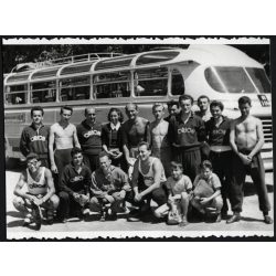   Ikarus 55 luxus felszereltségű autóbusz az Orion gyár focicsapatával, jármű, közlekedés, busz, labdarúgás, sport, szocializmus, 1958, 1950-es évek, Eredeti fotó, hátulján feliratozott papírkép. 