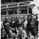 Ikarus 55 luxus felszereltségű autóbusz az Orion gyár focicsapatával, jármű, közlekedés, busz, labdarúgás, sport, szocializmus, 1958, 1950-es évek, Eredeti fotó, hátulján feliratozott papírkép. 