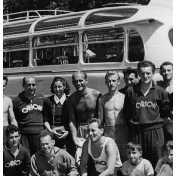 Ikarus 55 luxus felszereltségű autóbusz az Orion gyár focicsapatával, jármű, közlekedés, busz, labdarúgás, sport, szocializmus, 1958, 1950-es évek, Eredeti fotó, hátulján feliratozott papírkép. 