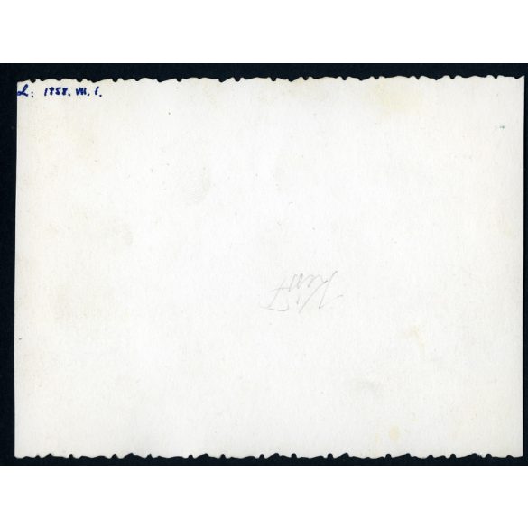 Ikarus 55 luxus felszereltségű autóbusz az Orion gyár focicsapatával, jármű, közlekedés, busz, labdarúgás, sport, szocializmus, 1958, 1950-es évek, Eredeti fotó, hátulján feliratozott papírkép. 