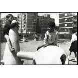 Thälmann (ma Fiastyúk) utcai lakótelep, Budapest, játszótér, gyerekek különös játszóplasztikákon, utcakép, szocializmus, 1958, 1960-as évek, Eredeti fotó, papírkép.   