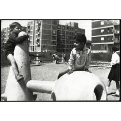   Thälmann (ma Fiastyúk) utcai lakótelep, Budapest, játszótér, gyerekek különös játszóplasztikákon, utcakép, szocializmus, 1958, 1960-as évek, Eredeti fotó, papírkép.   