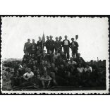 Épül a Duna-Tisza csatorna, fiatalok lapátokkal, vörös zászlóval, építőtábor, társadalmi munka, kommunizmus, 1948, 1940-es évek, Eredeti fotó, hátulján feliratozott papírkép. 