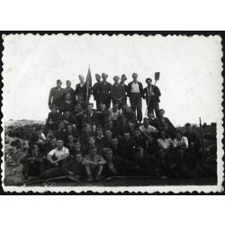   Épül a Duna-Tisza csatorna, fiatalok lapátokkal, vörös zászlóval, építőtábor, társadalmi munka, kommunizmus, 1948, 1940-es évek, Eredeti fotó, hátulján feliratozott papírkép. 