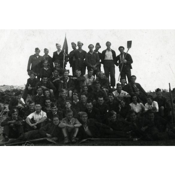 Épül a Duna-Tisza csatorna, fiatalok lapátokkal, vörös zászlóval, építőtábor, társadalmi munka, kommunizmus, 1948, 1940-es évek, Eredeti fotó, hátulján feliratozott papírkép. 