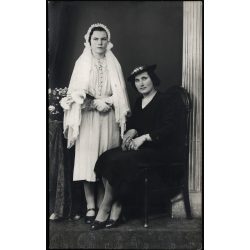   Marika műterem, Kiskunfélegyháza, anya lányával, Seres Ilona, elsőáldozás, vallás, ünnep, helytörténet, Horthy-korszak, 1930-as évek, Eredeti fotó, hátulján feliratozott papírkép.  