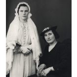 Marika műterem, Kiskunfélegyháza, anya lányával, Seres Ilona, elsőáldozás, vallás, ünnep, helytörténet, Horthy-korszak, 1930-as évek, Eredeti fotó, hátulján feliratozott papírkép.  