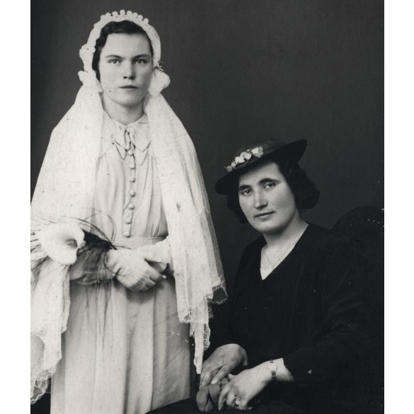 Marika műterem, Kiskunfélegyháza, anya lányával, Seres Ilona, elsőáldozás, vallás, ünnep, helytörténet, Horthy-korszak, 1930-as évek, Eredeti fotó, hátulján feliratozott papírkép.  