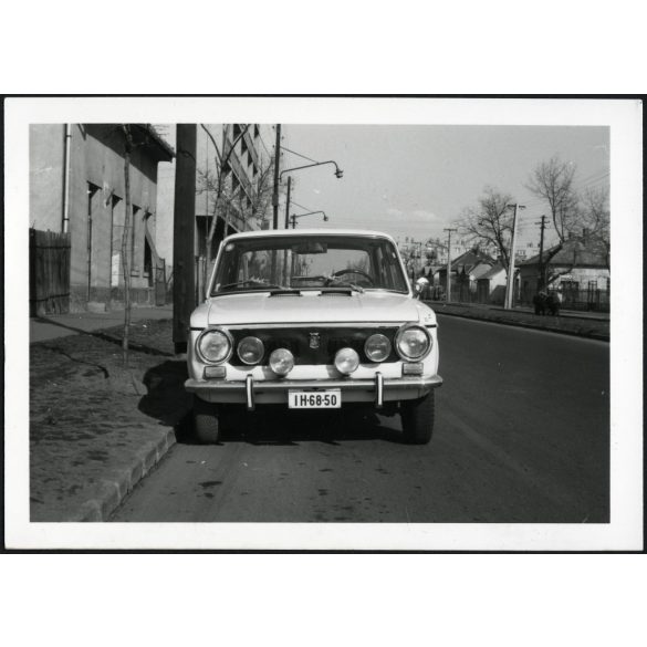 Zsiguli személygépkocsi, Budapest, XIII. kerület,  Reitter Ferenc utca (Tahi utca és a Futár utca között) autó, jármű, közlekedés, szocializmus, 1970-es évek, Eredeti fotó, papírkép.  