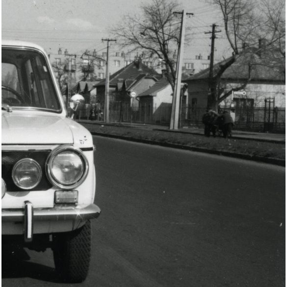 Zsiguli személygépkocsi, Budapest, XIII. kerület,  Reitter Ferenc utca (Tahi utca és a Futár utca között) autó, jármű, közlekedés, szocializmus, 1970-es évek, Eredeti fotó, papírkép.  