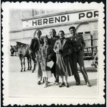 Elegáns társaság a porcelángyár előtt, Herend, ipartörténet, Horthy-korszak, Veszprém megye, helytörténet, 1930-as évek, Eredeti fotó, papírkép.   