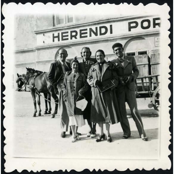 Elegáns társaság a porcelángyár előtt, Herend, ipartörténet, Horthy-korszak, Veszprém megye, helytörténet, 1930-as évek, Eredeti fotó, papírkép.   