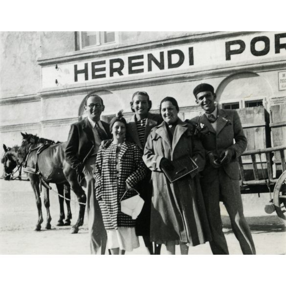 Elegáns társaság a porcelángyár előtt, Herend, ipartörténet, Horthy-korszak, Veszprém megye, helytörténet, 1930-as évek, Eredeti fotó, papírkép.   